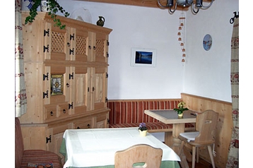 Italy Privát Eyrs, Exterior